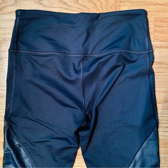 Victoria’s Secret Victoria Sport Knockout Capri Black Satin Panel Leggings - Picture 7 of 12